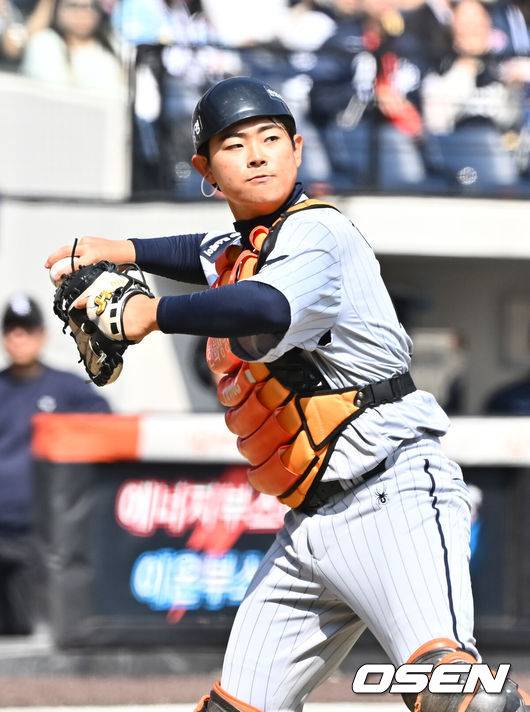 '와, 홈런 1위' 54억 안방마님 자리 빼앗나…'4연타석 홈런' 거포 포수 심상치 않다