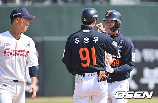 '와, 홈런 1위' 54억 안방마님 자리 빼앗나…'4연타석 홈런' 거포 포수 심상치 않다