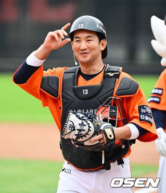 '와, 홈런 1위' 54억 안방마님 자리 빼앗나…'4연타석 홈런' 거포 포수 심상치 않다