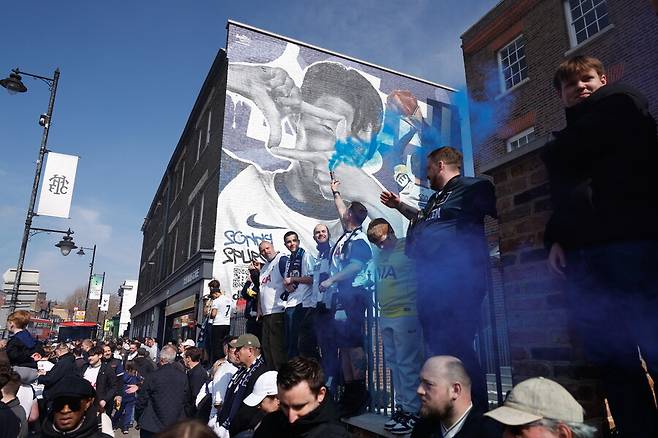 '손흥민 벽화' 앞에서 팬들 절규…토트넘 '6점짜리 경기' 참패→BBC 경고 “잔류 장담 못해” 49년 만의 추락 오나