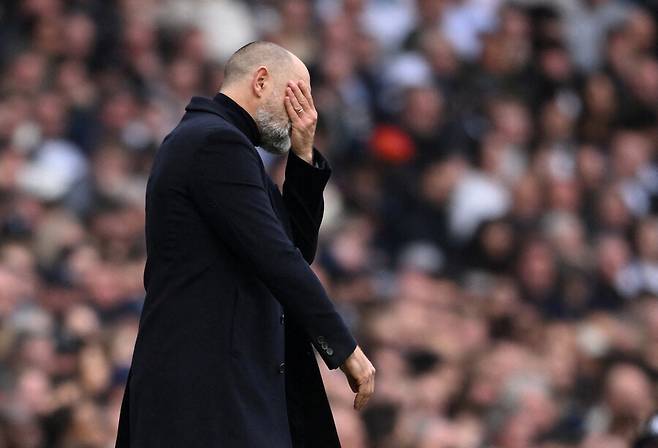 '손흥민 벽화' 앞에서 팬들 절규…토트넘 '6점짜리 경기' 참패→BBC 경고 “잔류 장담 못해” 49년 만의 추락 오나