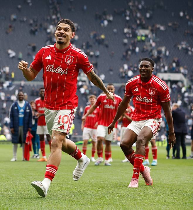 '손흥민 벽화' 앞에서 팬들 절규…토트넘 '6점짜리 경기' 참패→BBC 경고 “잔류 장담 못해” 49년 만의 추락 오나