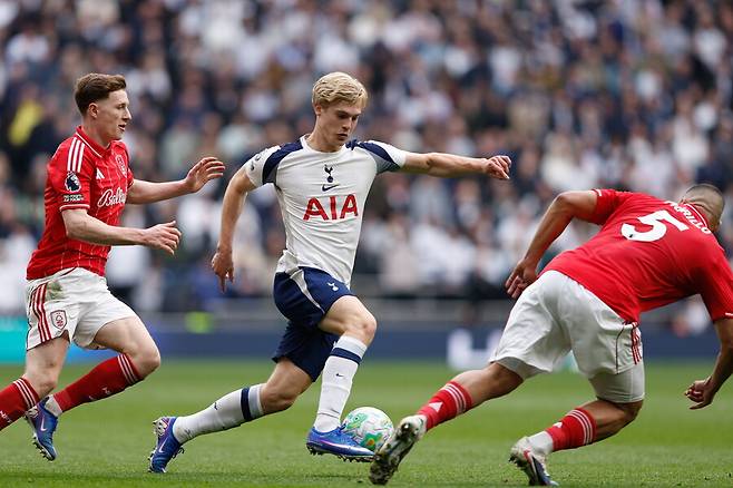 '손흥민 벽화' 앞에서 팬들 절규…토트넘 '6점짜리 경기' 참패→BBC 경고 “잔류 장담 못해” 49년 만의 추락 오나