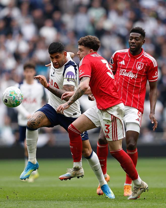 '손흥민 벽화' 앞에서 팬들 절규…토트넘 '6점짜리 경기' 참패→BBC 경고 “잔류 장담 못해” 49년 만의 추락 오나