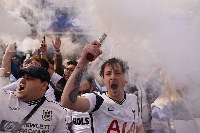 '손흥민 벽화' 앞에서 팬들 절규…토트넘 '6점짜리 경기' 참패→BBC 경고 “잔류 장담 못해” 49년 만의 추락 오나