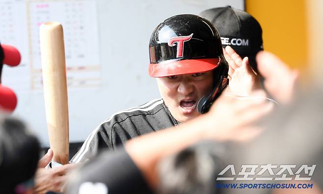 잠실 안쓰니 터진 '미친' 장타력. 홈런 1위라니... 유망주들이 치니 더 좋네