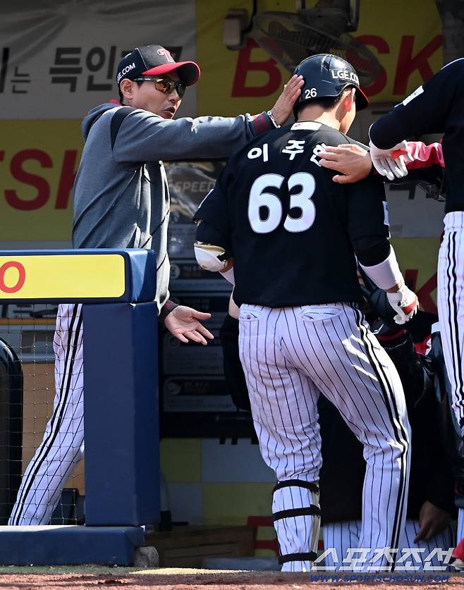 잠실 안쓰니 터진 '미친' 장타력. 홈런 1위라니... 유망주들이 치니 더 좋네
