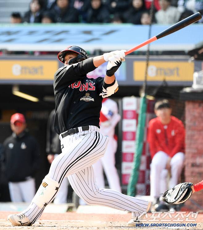 잠실 안쓰니 터진 '미친' 장타력. 홈런 1위라니... 유망주들이 치니 더 좋네
