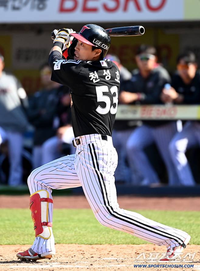 잠실 안쓰니 터진 '미친' 장타력. 홈런 1위라니... 유망주들이 치니 더 좋네