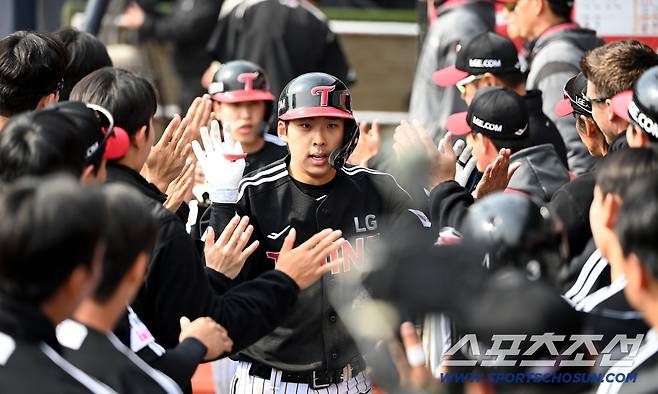 잠실 안쓰니 터진 '미친' 장타력. 홈런 1위라니... 유망주들이 치니 더 좋네