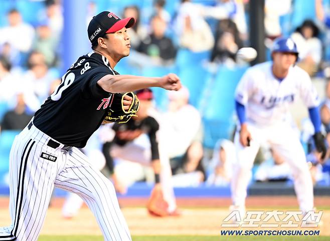 어색한 투구폼 뭐지? '사구→폭투→볼넷→안타→밀어내기' 0이닝 4실점! 또 무너진 홀드왕…