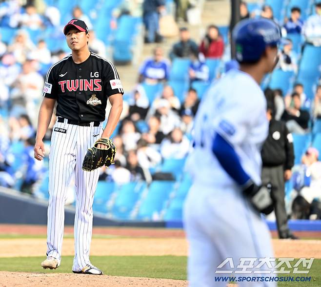 어색한 투구폼 뭐지? '사구→폭투→볼넷→안타→밀어내기' 0이닝 4실점! 또 무너진 홀드왕…
