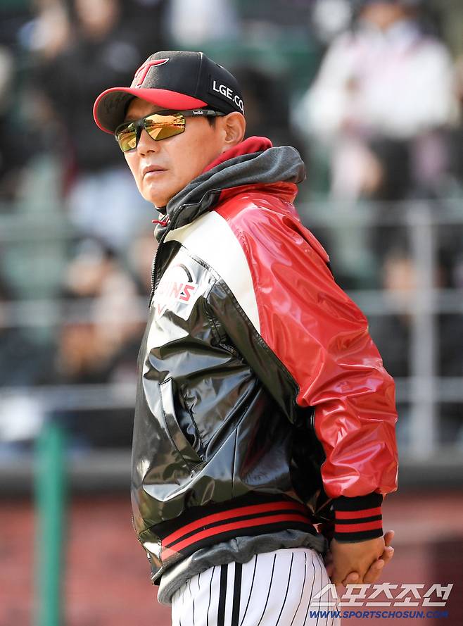 어색한 투구폼 뭐지? '사구→폭투→볼넷→안타→밀어내기' 0이닝 4실점! 또 무너진 홀드왕…