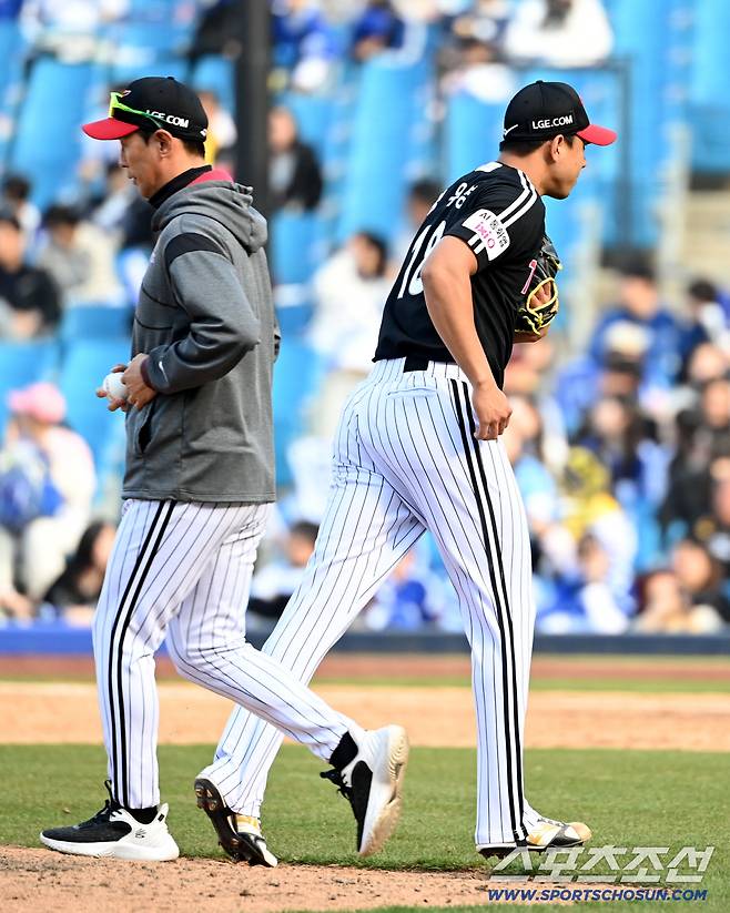 어색한 투구폼 뭐지? '사구→폭투→볼넷→안타→밀어내기' 0이닝 4실점! 또 무너진 홀드왕…