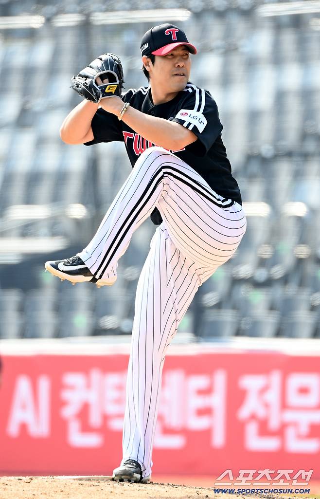 강습 타구에 어깨 직격! 하필 던지는 팔에… LG 김진성, 아웃 하나 못잡고 교체 → 41세 노장인데 괜찮을까 [잠실체크]