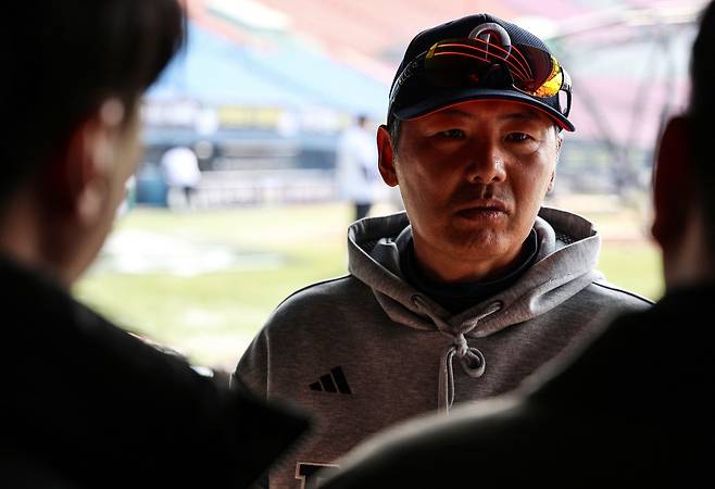 12점 차 앞섰는데, 9회 2루타→사구→볼넷→볼넷→4실점…'진땀승' 김원형 감독