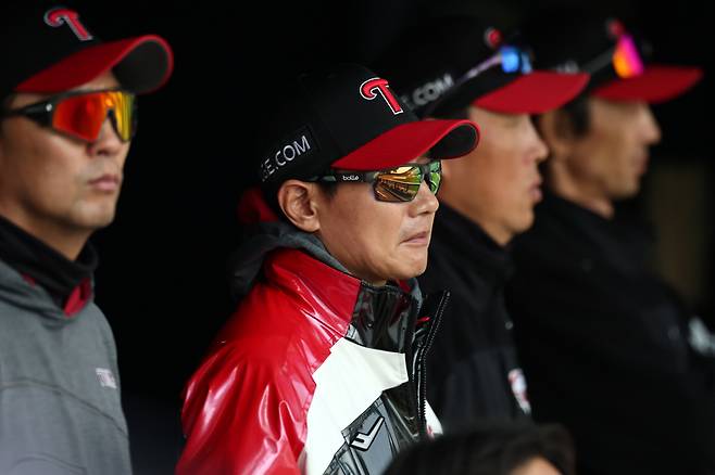 '전체1픽' 박준현 4실점 난타 → 7회에만 16점 났다! 빅이닝 주고받은 잠실 불꽃놀이…'안치홍 4타점' 꼴찌 키움, '챔피언' LG 잡았다 [잠실리뷰]