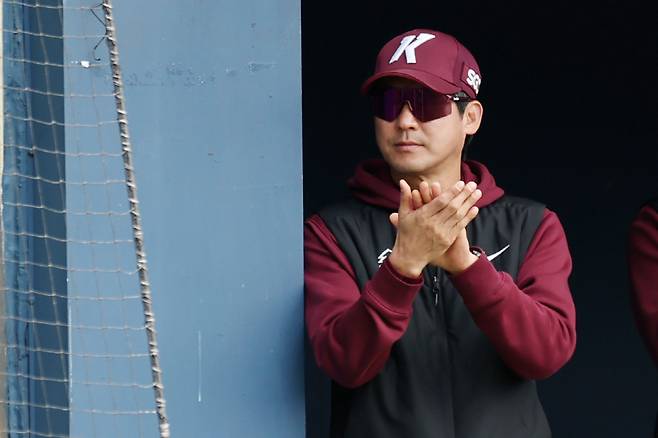 '전체1픽' 박준현 4실점 난타 → 7회에만 16점 났다! 빅이닝 주고받은 잠실 불꽃놀이…'안치홍 4타점' 꼴찌 키움, '챔피언' LG 잡았다 [잠실리뷰]