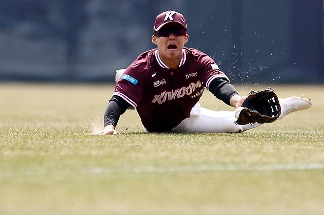 '전체1픽' 박준현 4실점 난타 → 7회에만 16점 났다! 빅이닝 주고받은 잠실 불꽃놀이…'안치홍 4타점' 꼴찌 키움, '챔피언' LG 잡았다 [잠실리뷰]