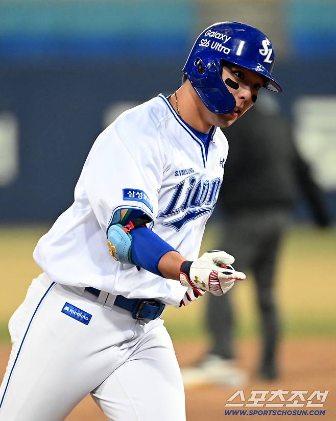 영웅이 깨어났다, 이승엽 앞에 떨어졌다...양현종 상대 연타석 홈런