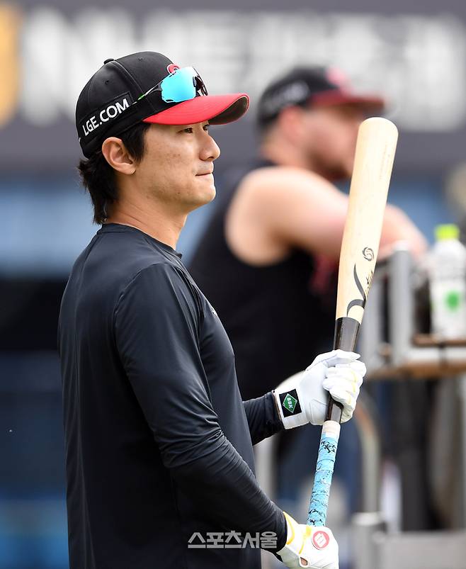 “골프공처럼 치더라”…‘WBC 경험치’ 먹은 LG 국대 신민재가 두 번 놀란 ‘03년생’ 거포 [SS시선집중]