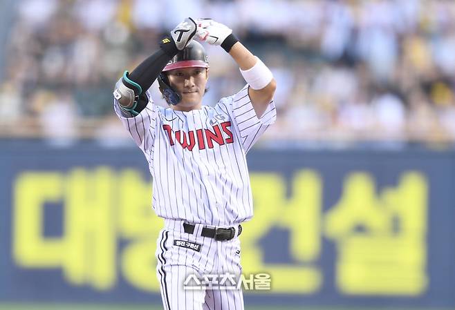 “골프공처럼 치더라”…‘WBC 경험치’ 먹은 LG 국대 신민재가 두 번 놀란 ‘03년생’ 거포 [SS시선집중]