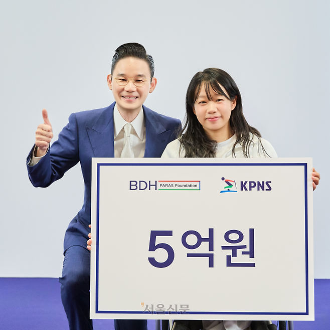 메달 5개, 5억원 됐다…패럴림픽 영웅 김윤지에 포상한 ‘키다리 아저씨’