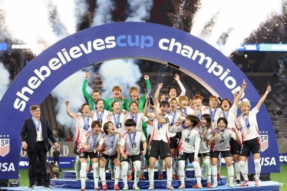 '한국 4-1 완파→아시아 정상 등극' 日 잔혹한 현실, 참다못한 사령탑 격정 토로