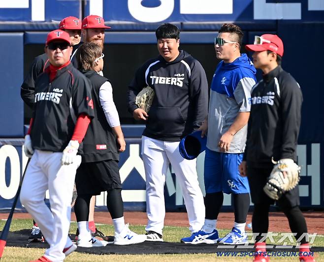 이렇게 그리웠나? 최형우 등장에 KIA 선수단 '우르르'...호랑이 후배들과 뭉클한 재회[대구 현장]