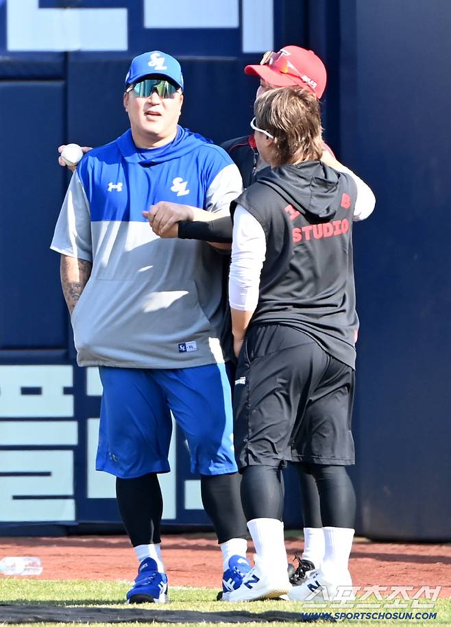 이렇게 그리웠나? 최형우 등장에 KIA 선수단 '우르르'...호랑이 후배들과 뭉클한 재회[대구 현장]