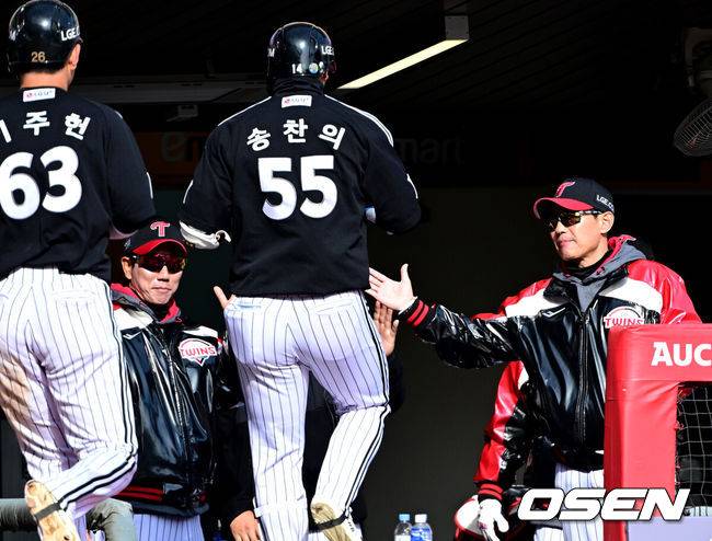 시범경기 홈런왕, 투런-투런-만루 홈런까지 터졌다. 그런데 왜 LG 1군에 자리가 없나...백업 경쟁에 파도 일으킬까 [오!쎈 잠실]