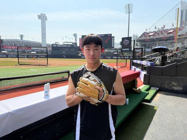 '미스터리' 이제 고작 19세, 왜 주전 유격수 낙점했나…고졸신인이 레전드 등번호+국대 글러브 장착 실화? “아프지만 않으면 끝까지 주전”