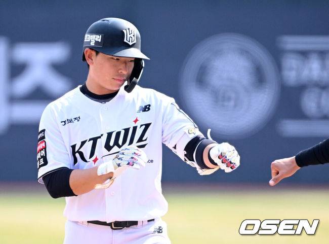 '미스터리' 이제 고작 19세, 왜 주전 유격수 낙점했나…고졸신인이 레전드 등번호+국대 글러브 장착 실화? “아프지만 않으면 끝까지 주전”