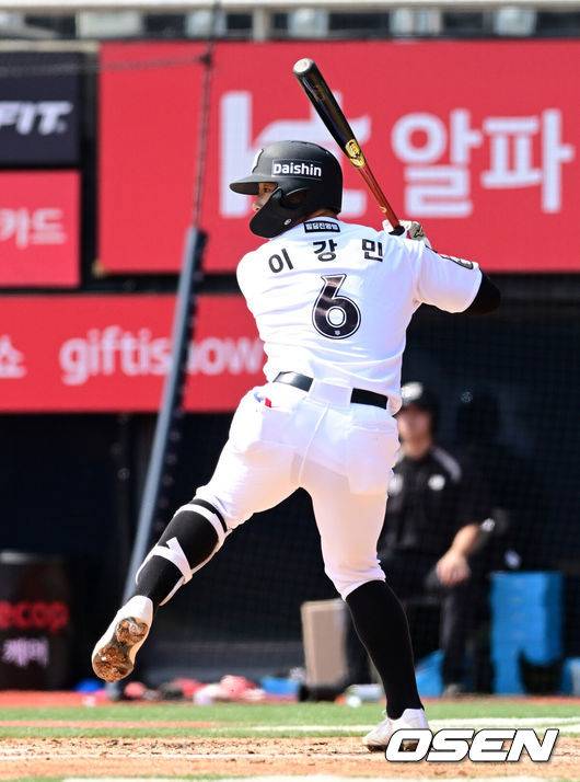 '미스터리' 이제 고작 19세, 왜 주전 유격수 낙점했나…고졸신인이 레전드 등번호+국대 글러브 장착 실화? “아프지만 않으면 끝까지 주전”