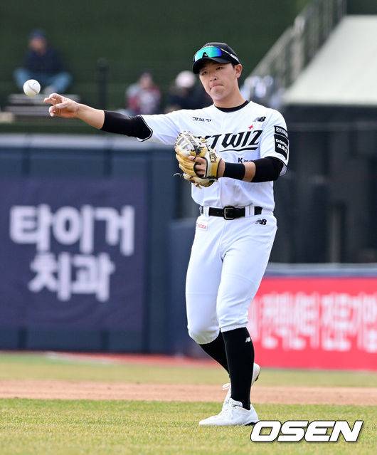 '미스터리' 이제 고작 19세, 왜 주전 유격수 낙점했나…고졸신인이 레전드 등번호+국대 글러브 장착 실화? “아프지만 않으면 끝까지 주전”