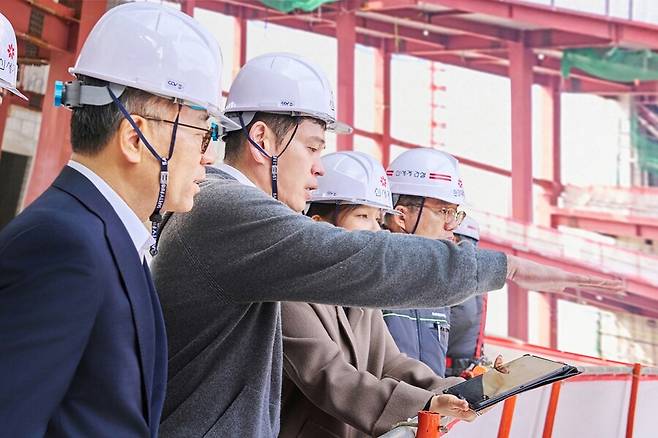 정용진 회장, 스타필드 청라 공사 현장 찾았다…