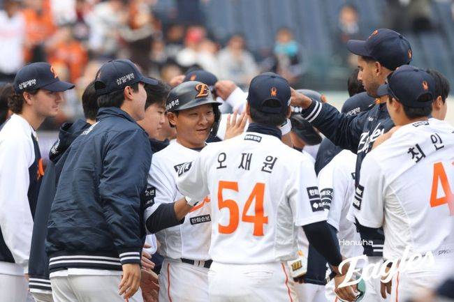 한화 고구마 불펜? 홈런으로 지웠다! '김태연 또또 끝내기포' NC에 9-8 대역전극, 시범경기 최종전 승리 [대전 리뷰]