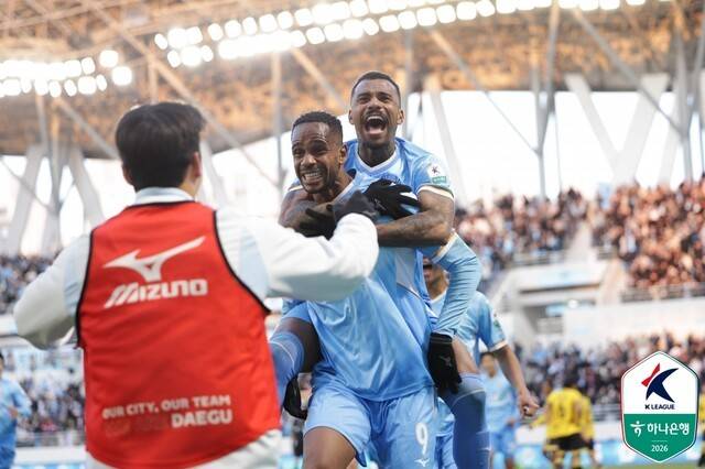 [BE.현장] 시즌 초반 3골 폭격… K리그2 득점왕 야망 품은 '39세 폭격기' 에드가의 세징야 응원,