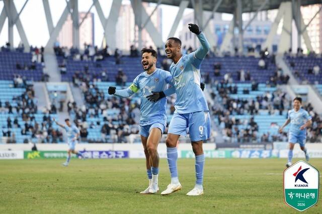 [BE.현장] 시즌 초반 3골 폭격… K리그2 득점왕 야망 품은 '39세 폭격기' 에드가의 세징야 응원,