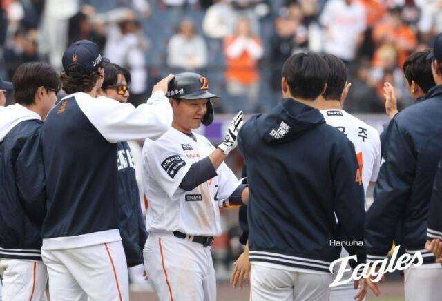 한화에 이런 선수 있었구나, 3홈런 타자가 또 끝내기포라니…김경문