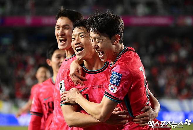 손흥민-김민재 일렬로 서서 박수 짝짝짝 '무슨 일?'…'가상 남아공' 코트디부아르전 앞두고 '완전체' 모였다