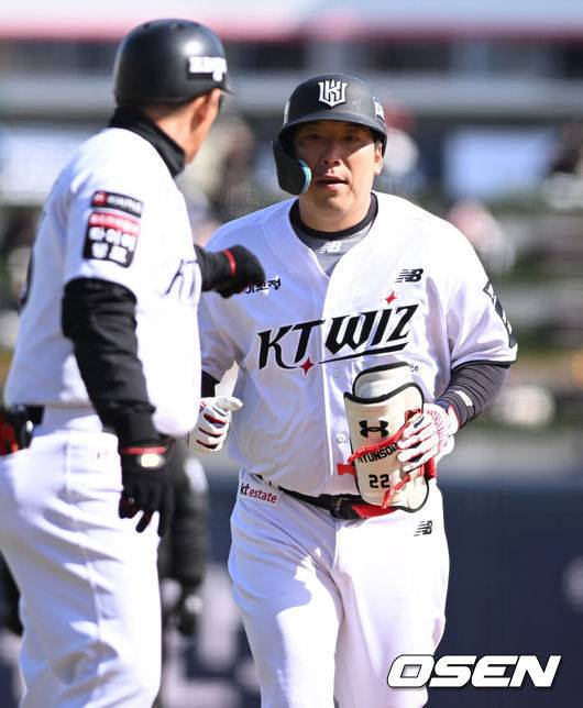 “김현수 매일 아침 6시30분 출근, 집이 서울인데…” 38살 베테랑에 3년 50억 전액 보장, 파격 베팅 다 이유가 있었다