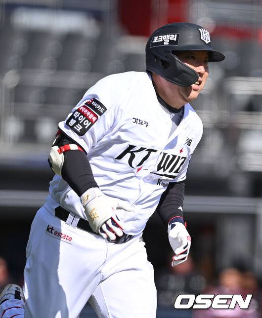 “김현수 매일 아침 6시30분 출근, 집이 서울인데…” 38살 베테랑에 3년 50억 전액 보장, 파격 베팅 다 이유가 있었다