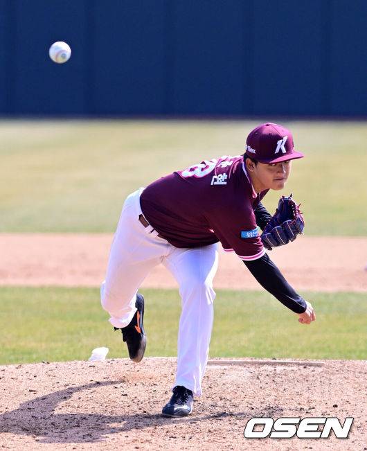 '7억' 전체 1순위 투수, 155km 강속구 그러나 볼볼볼볼...