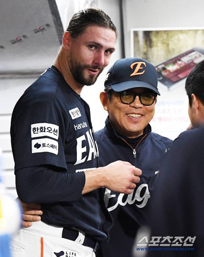 '韓 16승' 우습나, 한화 눈물로 떠났는데…ML 푸대접, 또 증명하는 수밖에 없다