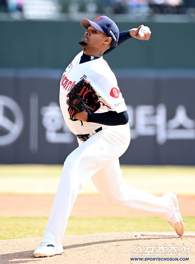 '개막전 선발 확정?'롯데 로드리게스 불펜피칭, 최고구속 154Km 직구에 날카로운 변화구까지 '일품'[불펜 직캠]