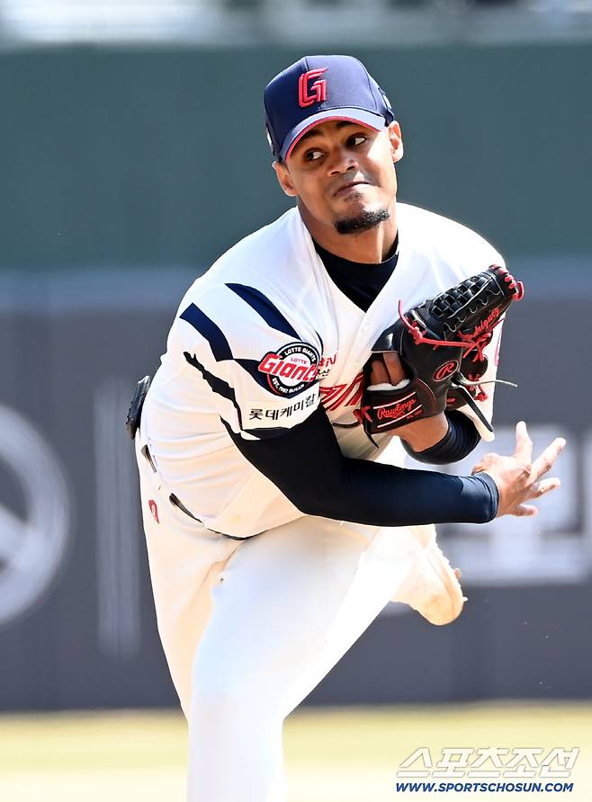 '개막전 선발 확정?'롯데 로드리게스 불펜피칭, 최고구속 154Km 직구에 날카로운 변화구까지 '일품'[불펜 직캠]
