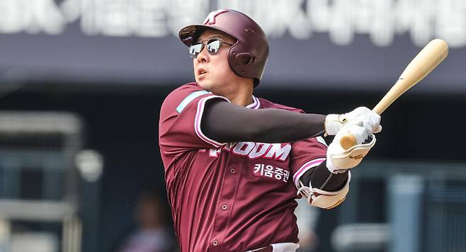 한화가 뒤늦게 땅을 치고 후회할 노릇… ‘키움 이적’ 안치홍, 시범경기 타율 0.341 2홈런 10타점