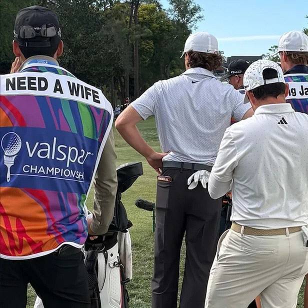 캐디 등짝에 ‘아내 구함’… 29세 PGA 골퍼의 파격 공개 구혼