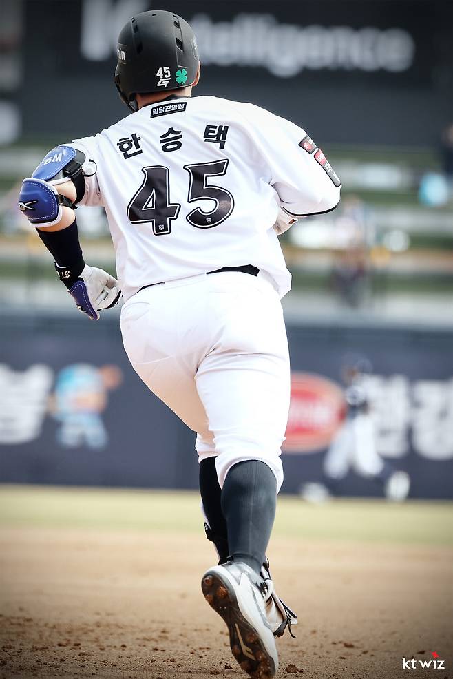 '단돈 10억' 주고 잡아왔는데…시범경기 4할 타율+2홈런 대폭격! '3년간 무홈런' KIA→KT 포수 심상찮다? 올해 반전 이뤄내나